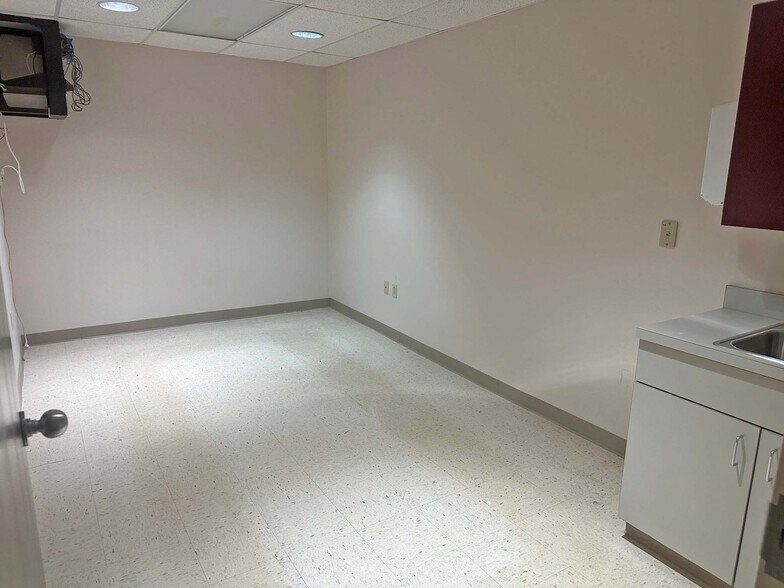 More Photos Of 390 Pierce St, Kingston Medical For Lease