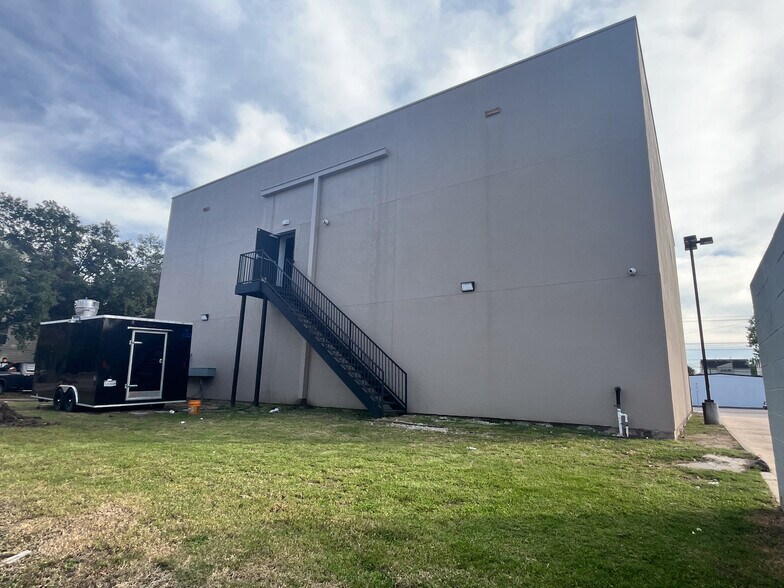 More Photos Of 5316 Washington Ave, Houston Bar For Lease