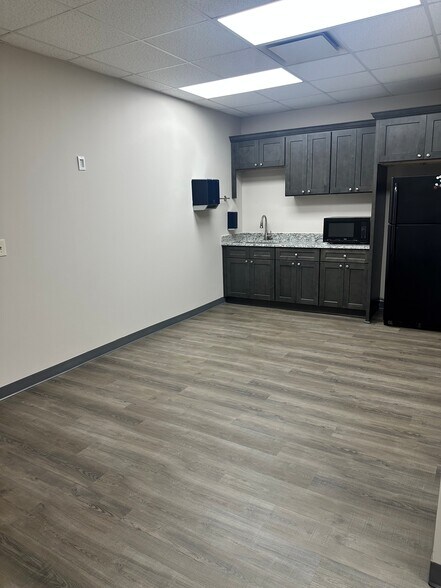 More Photos Of 515 Nine North Ct, Alpharetta Industrial For Lease