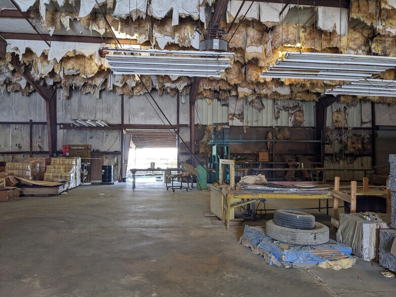 More Photos Of 314 N Maple St, Adel Manufacturing For Sale