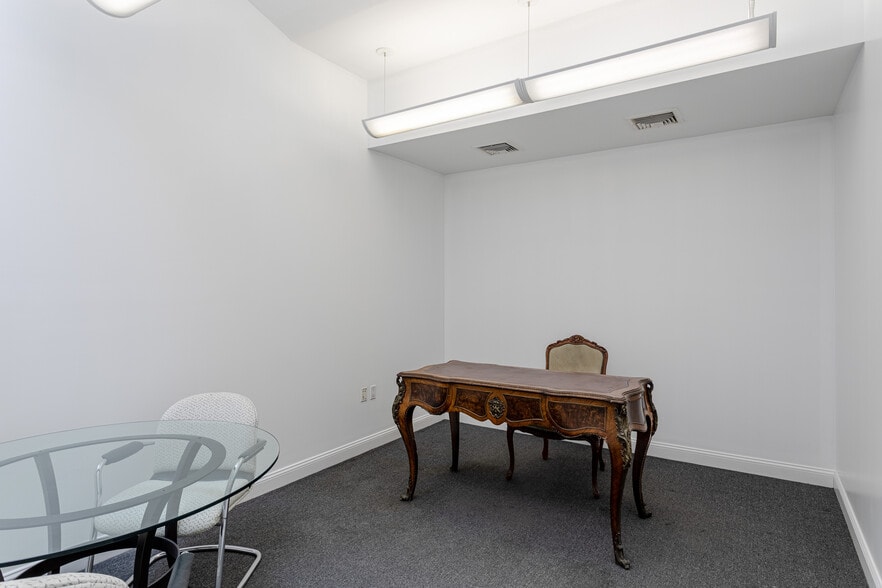 More Photos Of 234 Russell St, Brooklyn Showroom For Lease