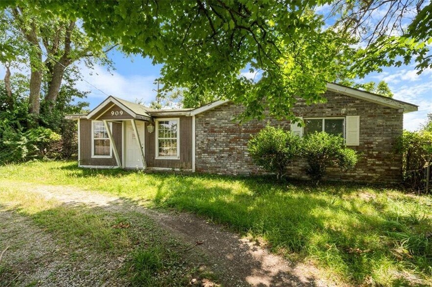 More Photos Of 909 McClure Ave, Lowell Service For Sale