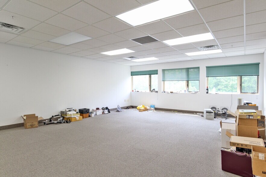 More Photos Of 37 Ramland Rd, Orangeburg Office For Lease