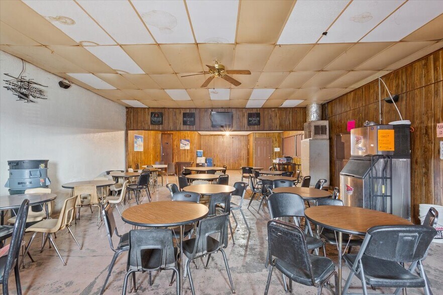 More Photos Of 121 E Oak St, West Sports And Entertainment For Sale