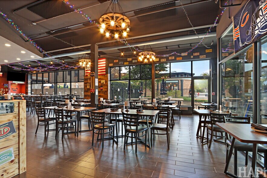 More Photos Of 545-547 N Milwaukee Ave, Libertyville General Retail For Sale