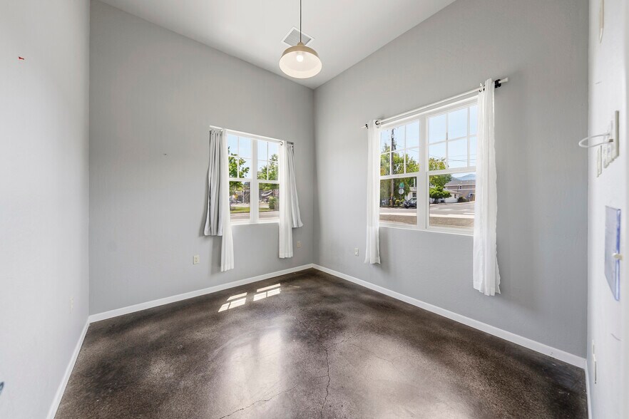 More Photos Of 143 S Main St, Phoenix Office For Sale