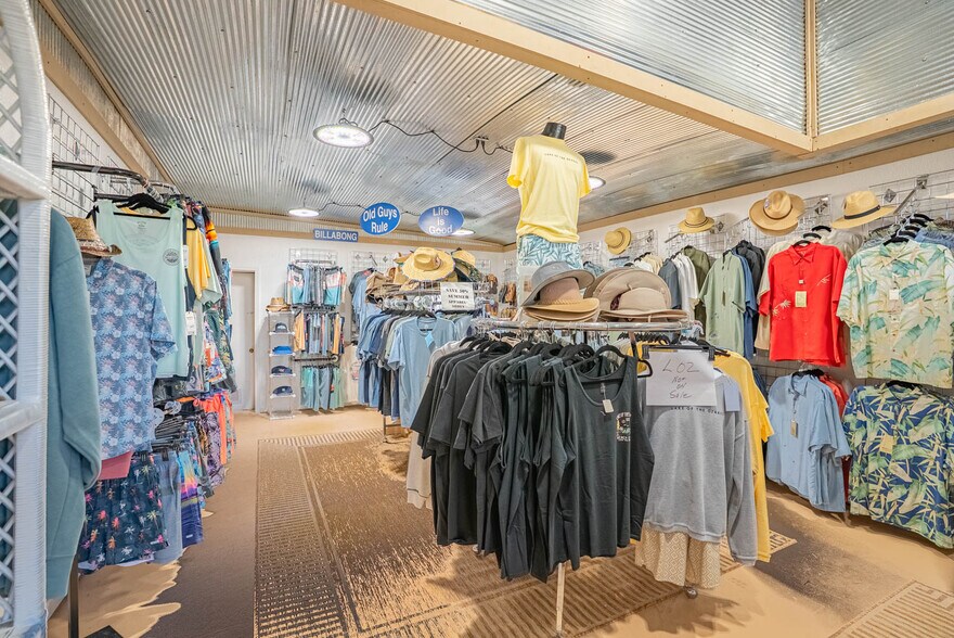 More Photos Of 8 Sunset Hills Ct, Sunrise Beach Storefront For Sale