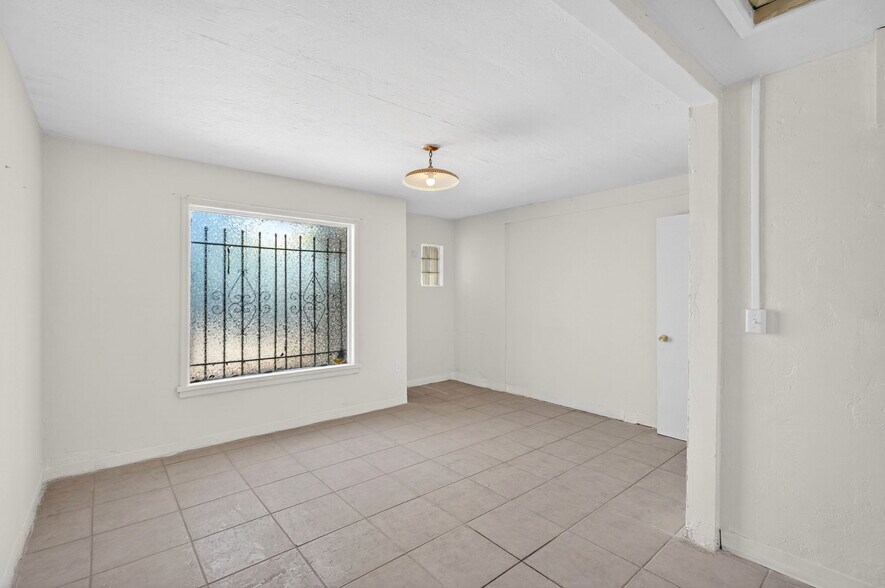 More Photos Of 4401 N 16th St, Phoenix Freestanding For Lease