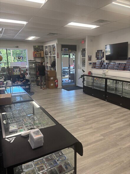 More Photos Of 501 Mammoth Rd, Londonderry Freestanding For Lease