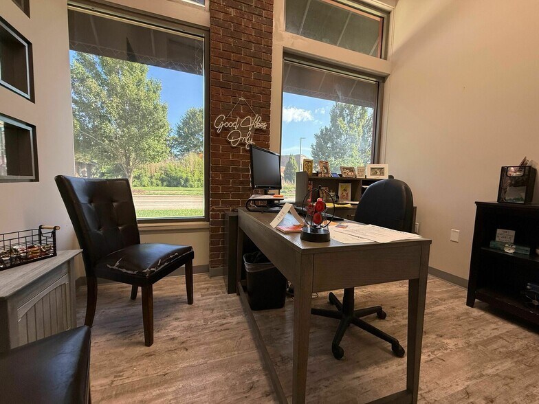 More Photos Of 2101 W Chesterfield Blvd, Springfield Office For Sale