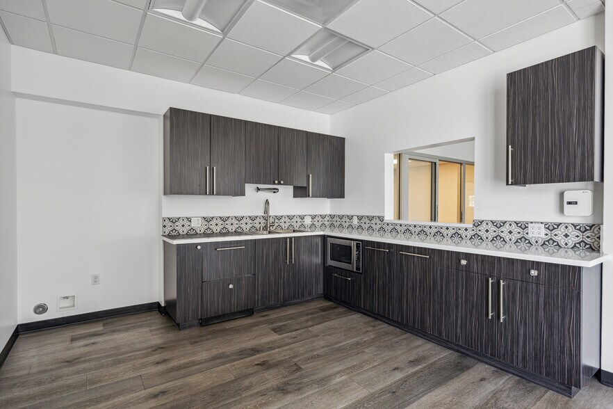 More Photos Of 2837 Historic Decatur Rd, San Diego Office For Sale