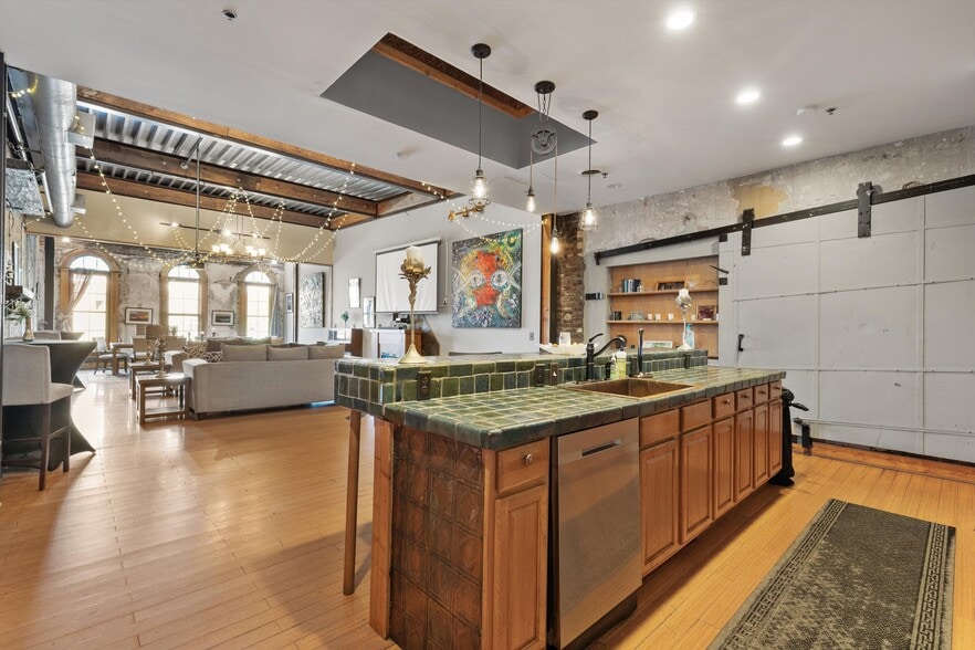 More Photos Of 16-20 Market Sq, Knoxville Apartments For Sale