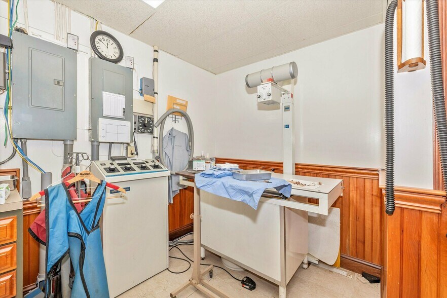 More Photos Of 806 Park Ave, Mount Airy Office For Sale