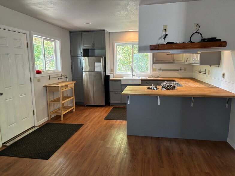 More Photos Of 15350 NE Sandy Blvd, Portland Office Residential For Sale