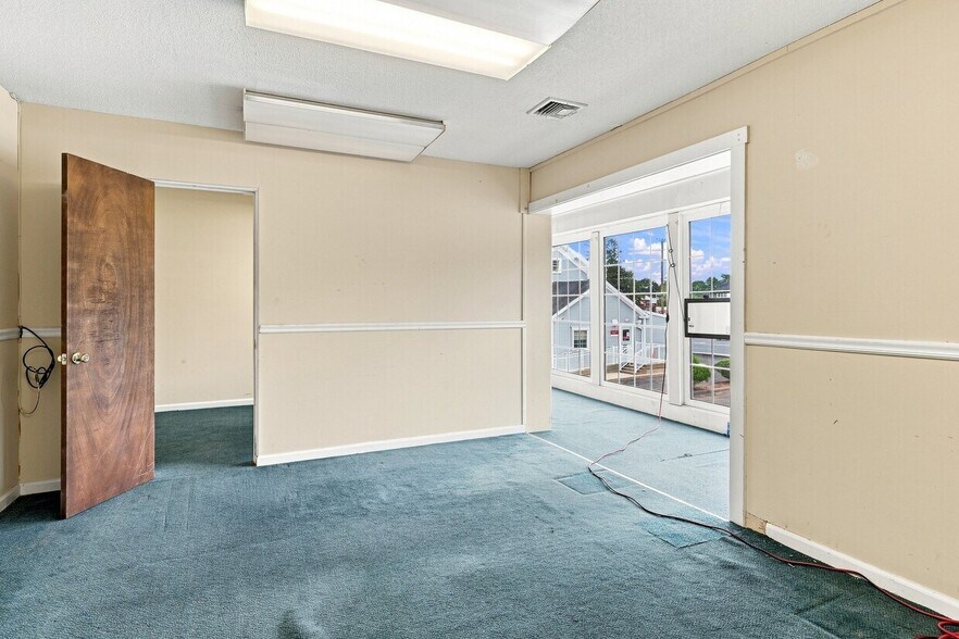 More Photos Of 14 Southwick St, Feeding Hills Freestanding For Lease
