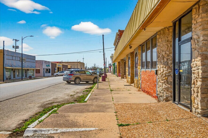 More Photos Of 121 N Maple St, Nowata Storefront For Sale