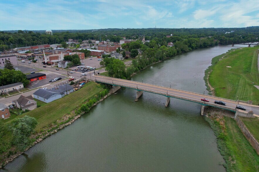 More Photos Of 140 S River St, Franklin Storefront For Sale