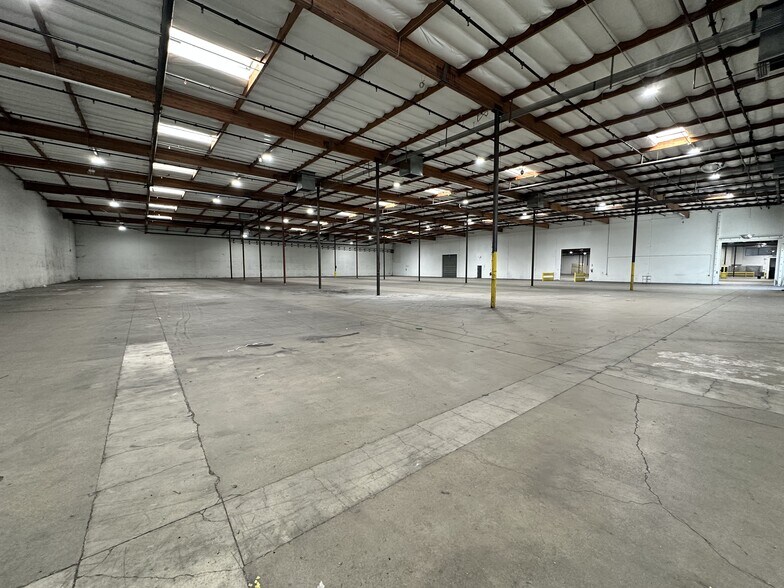 More Photos Of 26455 Ruether Ave, Santa Clarita Showroom For Lease