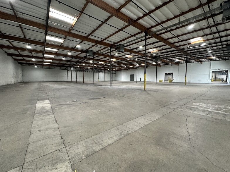 More Photos Of 26455 Ruether Ave, Valencia Showroom For Lease