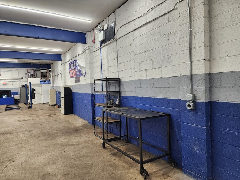 More Photos Of 260 Green St, South Hackensack Truck Terminal For Lease
