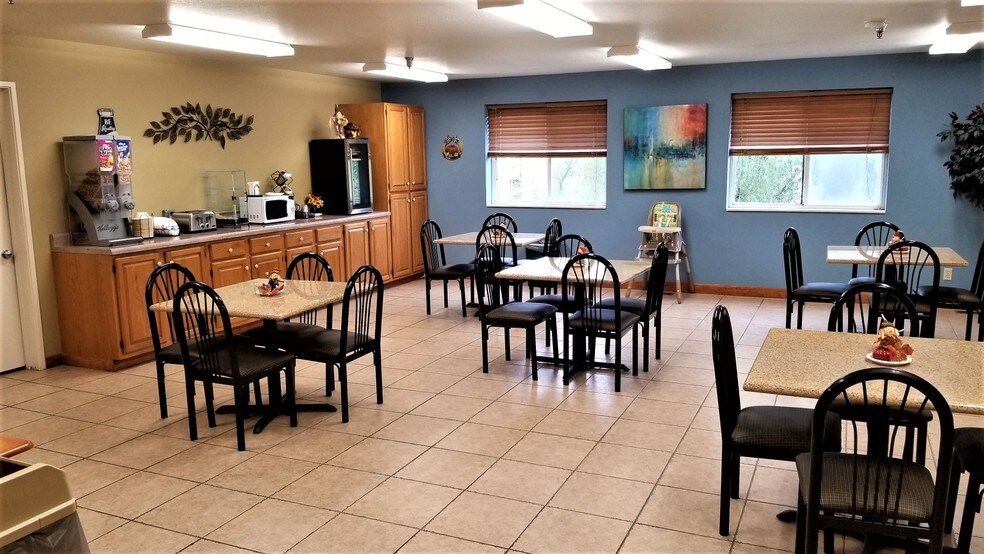 More Photos Of 1423 S US Old Highway 75, Sabetha Hotel For Sale