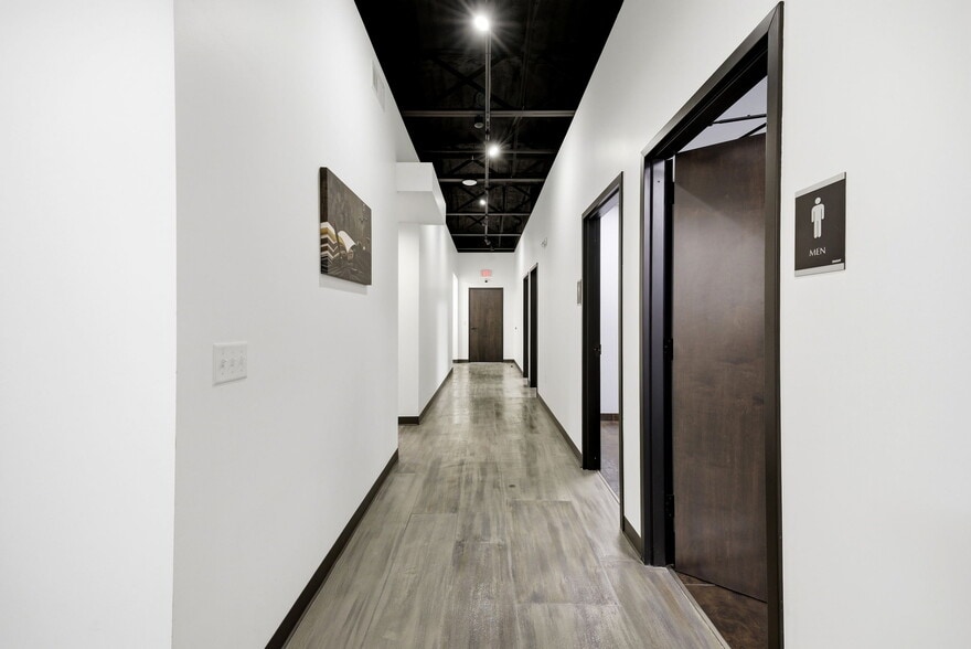 More Photos Of 326 SE Douglas St, Lees Summit Office For Sale