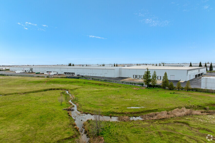 More Photos Of 3071 Venture Dr, Lincoln Warehouse For Lease