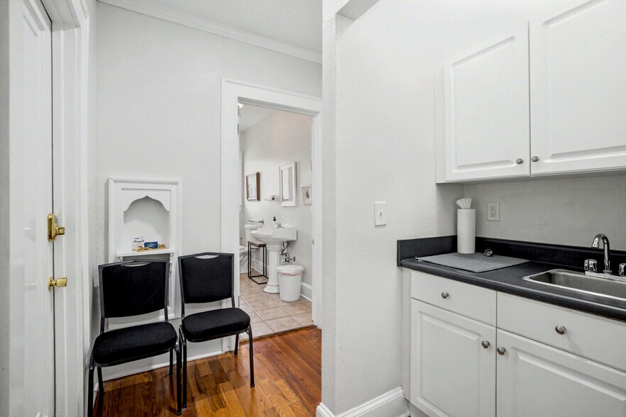 More Photos Of 228 E Poplar St, Griffin Office For Lease