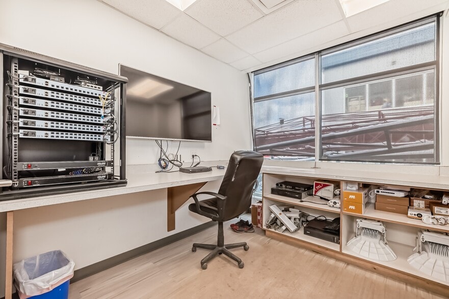 More Photos Of 9040-9058 22nd Ave SW, Edmonton Showroom For Sale