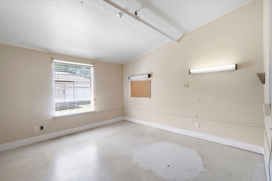 More Photos Of 510 E Bonham St, Jefferson Medical For Sale