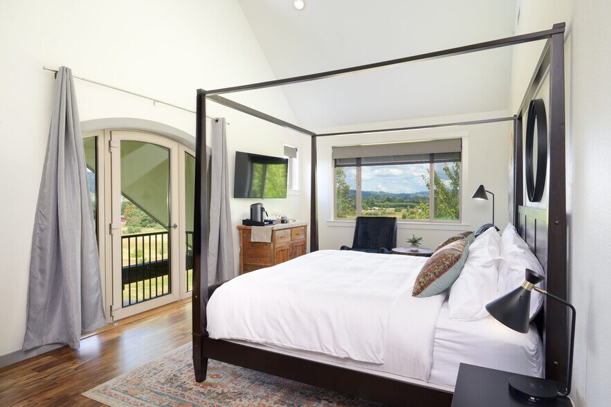 More Photos Of 20300 NE Highway 240, Newberg Hotel For Sale