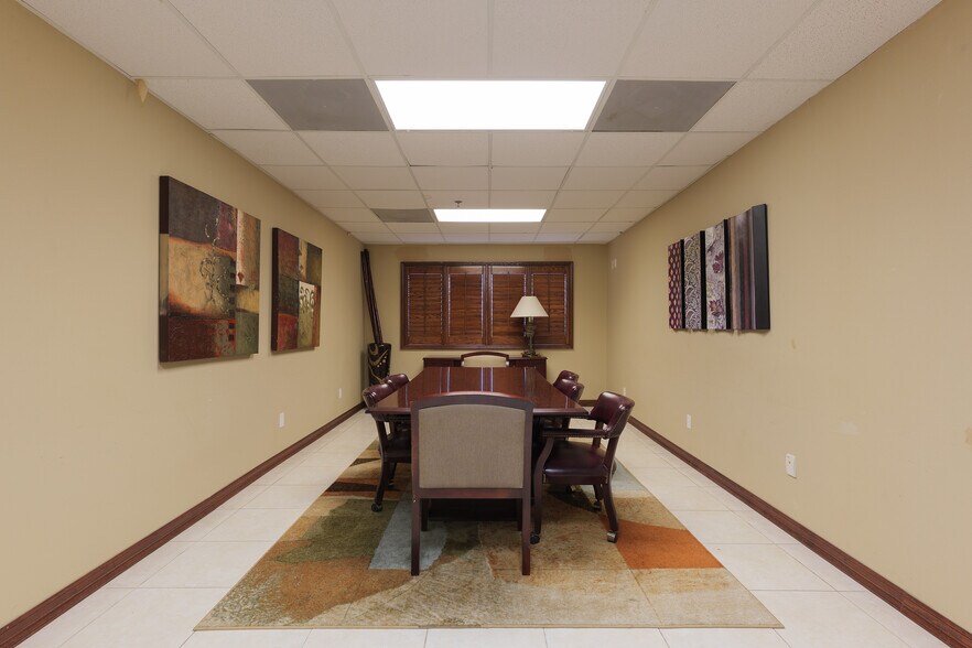 More Photos Of 305 Expressway 83, Mission Medical For Lease