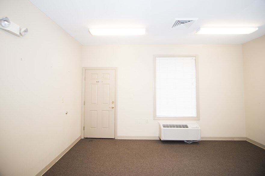 More Photos Of 6478 Putnam Ford Dr, Woodstock Office For Lease