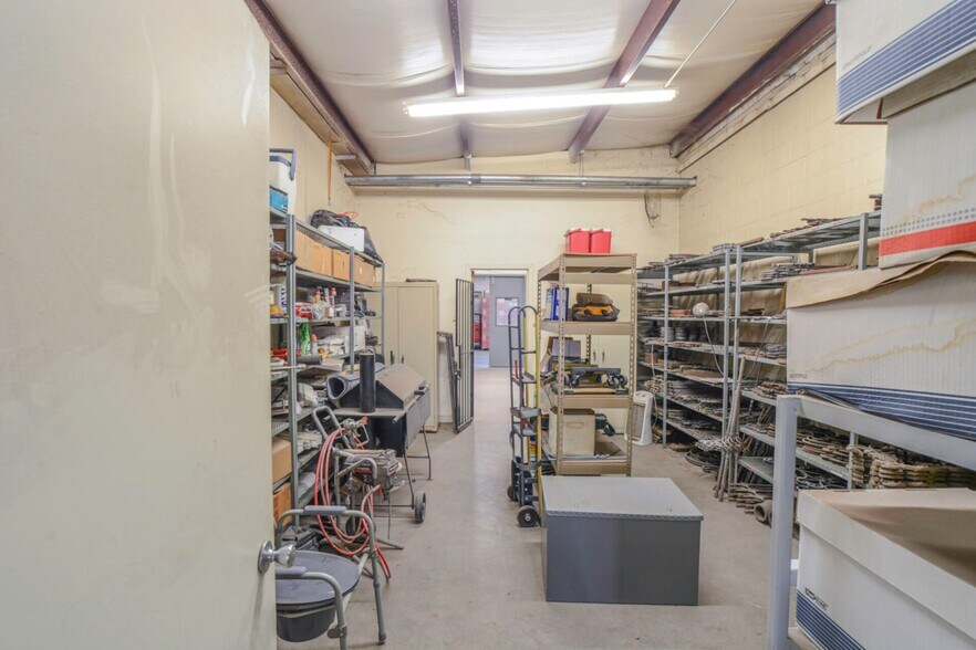 More Photos Of 1117 N Avenue T, Lubbock Warehouse For Sale