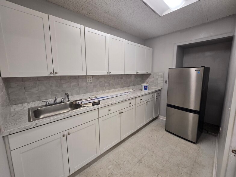 More Photos Of 14 Park Dr, Franklin Warehouse For Lease