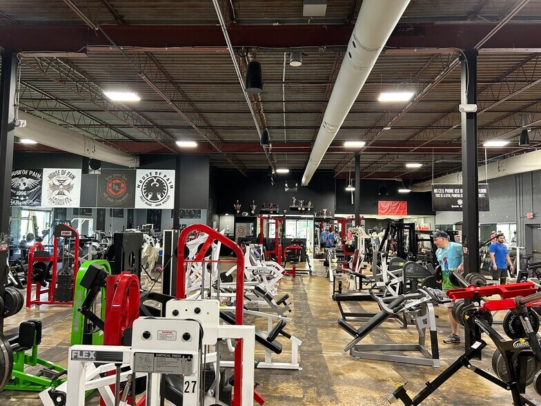 More Photos Of 251-253 Chesterfield Industrial Blvd, Chesterfield Warehouse For Sale