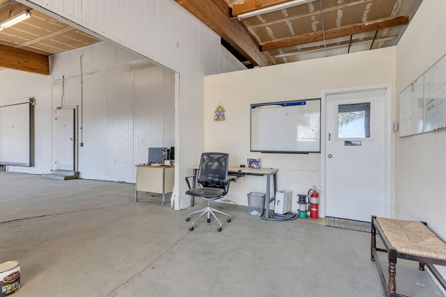 More Photos Of 81500 Industrial Pl, Indio Warehouse For Sale