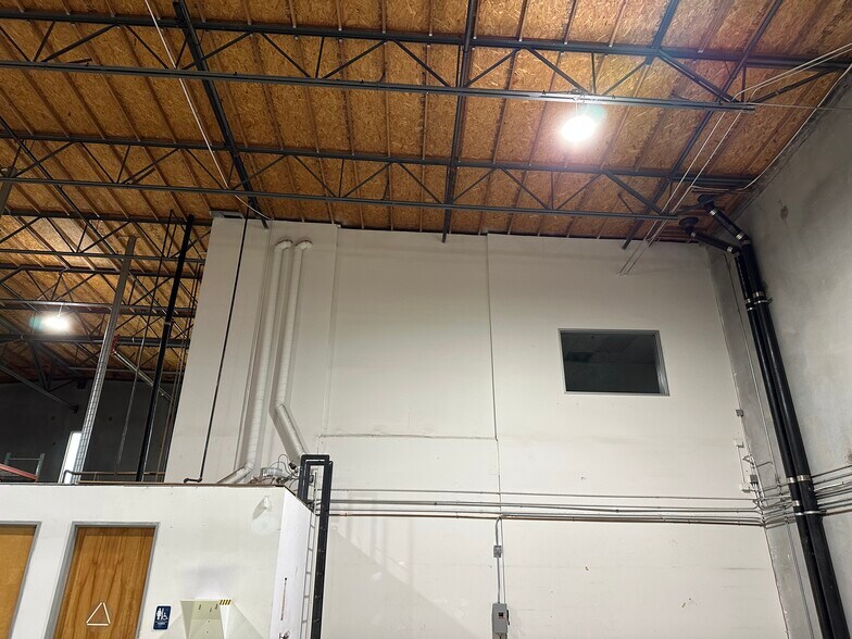 More Photos Of 26475 Summit Cir, Santa Clarita Warehouse For Lease