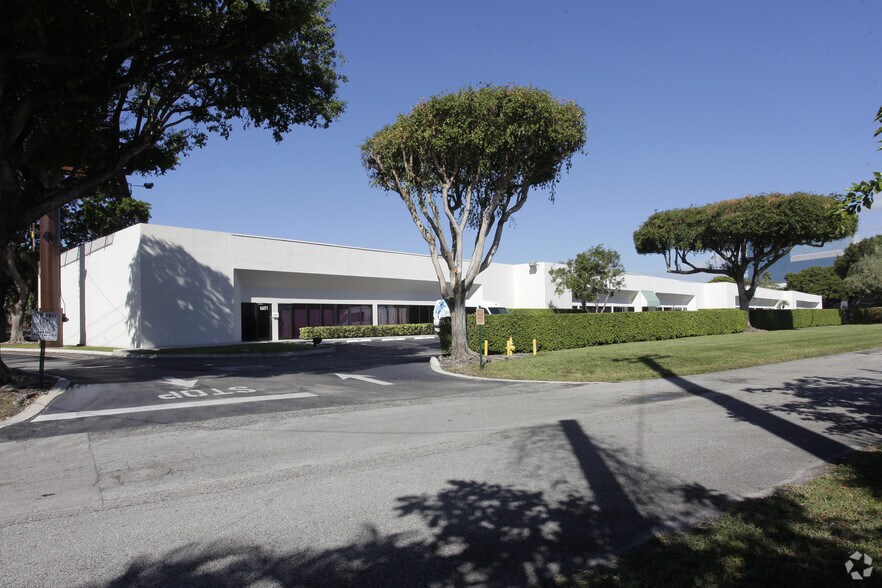 More Photos Of 5801-5821 N Andrews Way, Fort Lauderdale Light Manufacturing For Lease