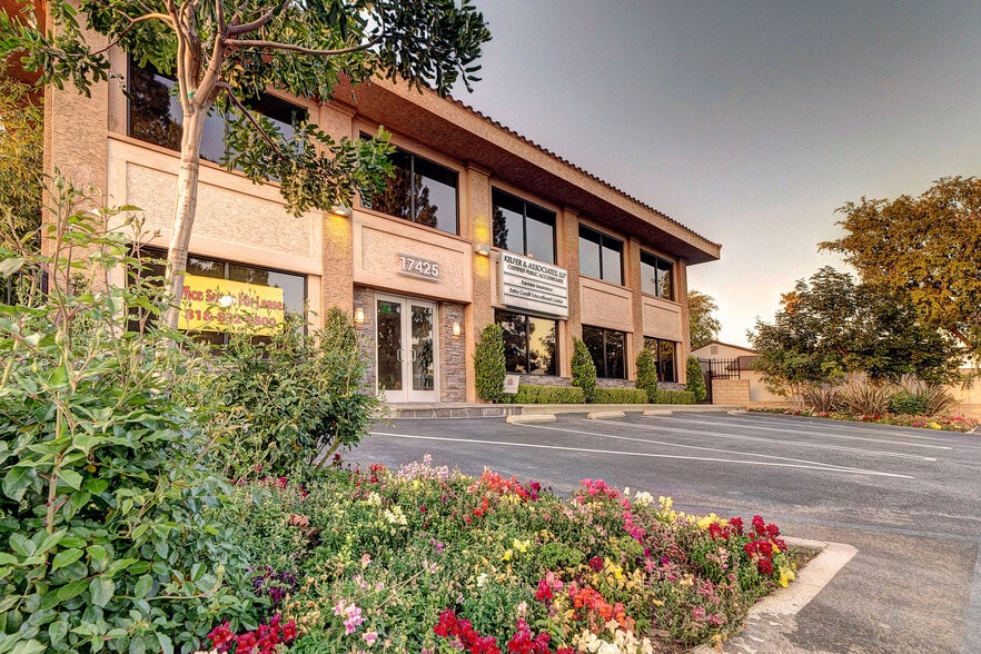 More Photos Of 17425 Chatsworth St, Granada Hills Office For Lease