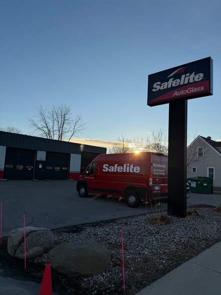 More Photos Of 1619 W Wisconsin Ave, Appleton Auto Repair For Sale