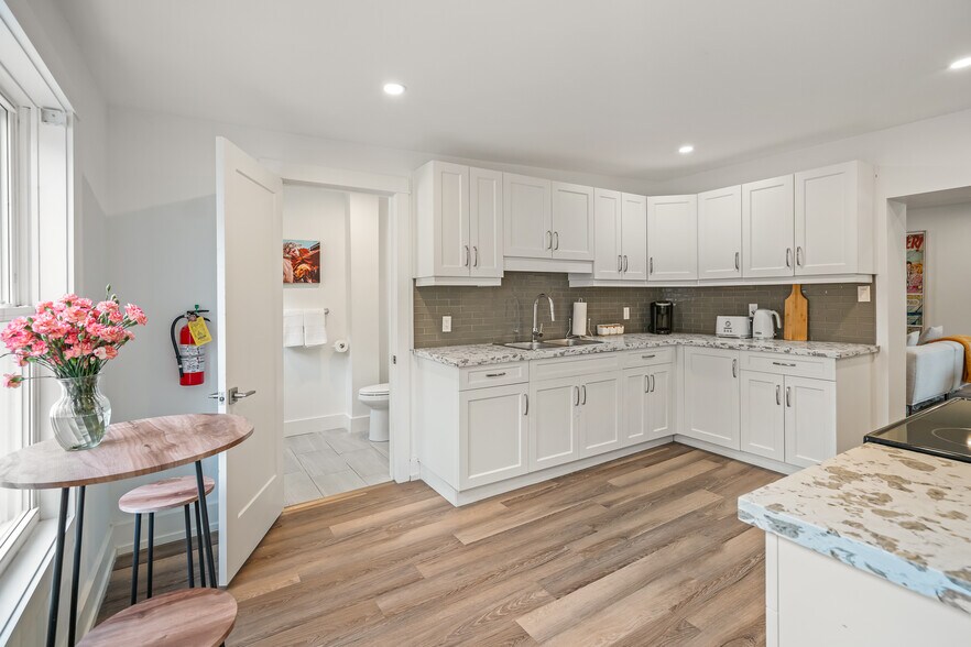 More Photos Of 15 Queen St, Niagara-On-The-Lake Storefront Retail Residential For Sale