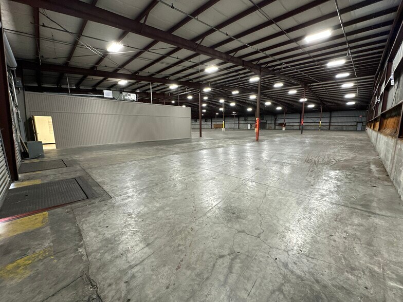 More Photos Of 2910-2930 Maine Ave, Lakeland Distribution For Lease