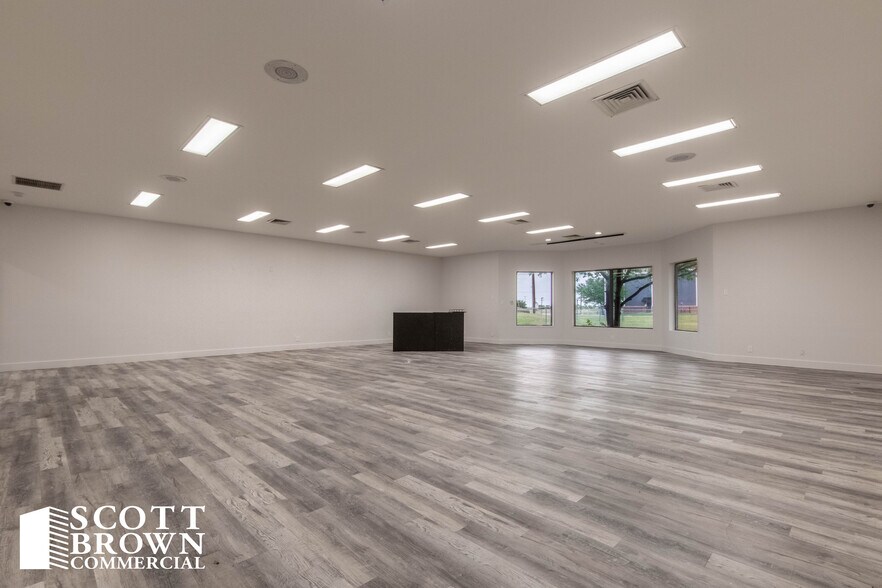 More Photos Of 2400 Worthington St, Denton Medical For Lease