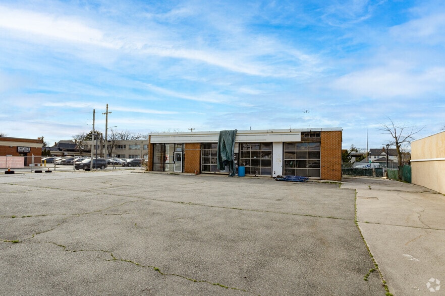 More Photos Of 668 Central Ave, Cedarhurst Bank For Lease