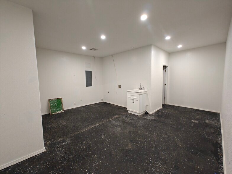 More Photos Of 430 N Brent Ln, West Siloam Springs General Retail For Lease