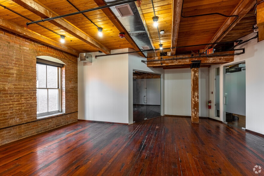 More Photos Of 208 N Market St, Dallas Office For Lease