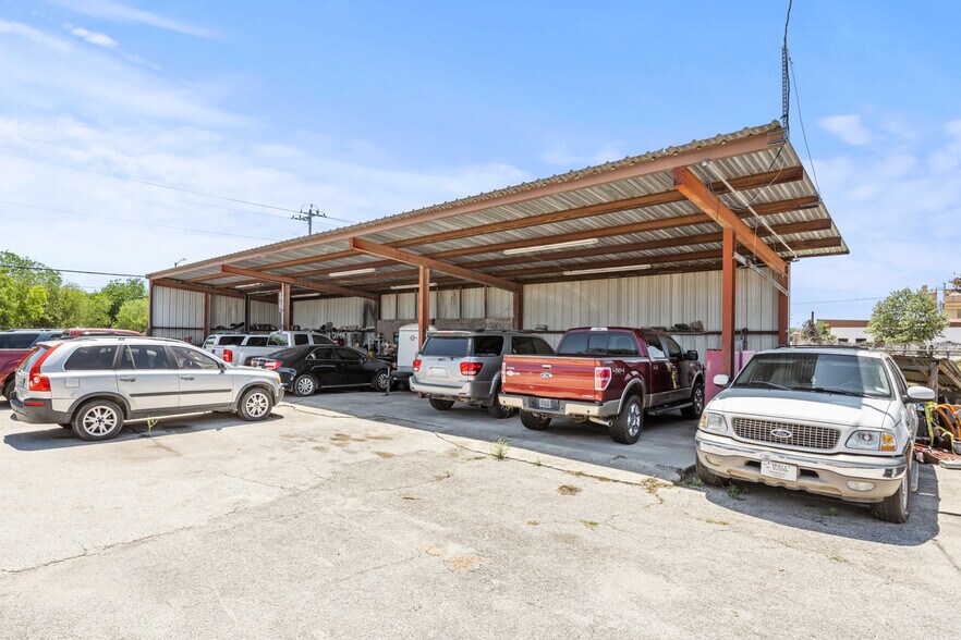 More Photos Of 1308 N Austin, Seguin Freestanding For Lease