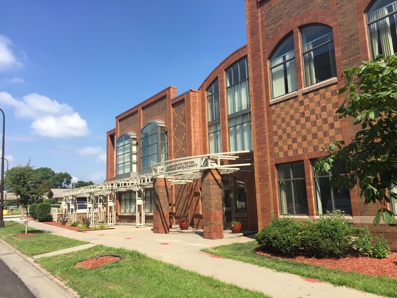 More Photos Of 2100 N Plymouth Ave, Minneapolis Office For Lease