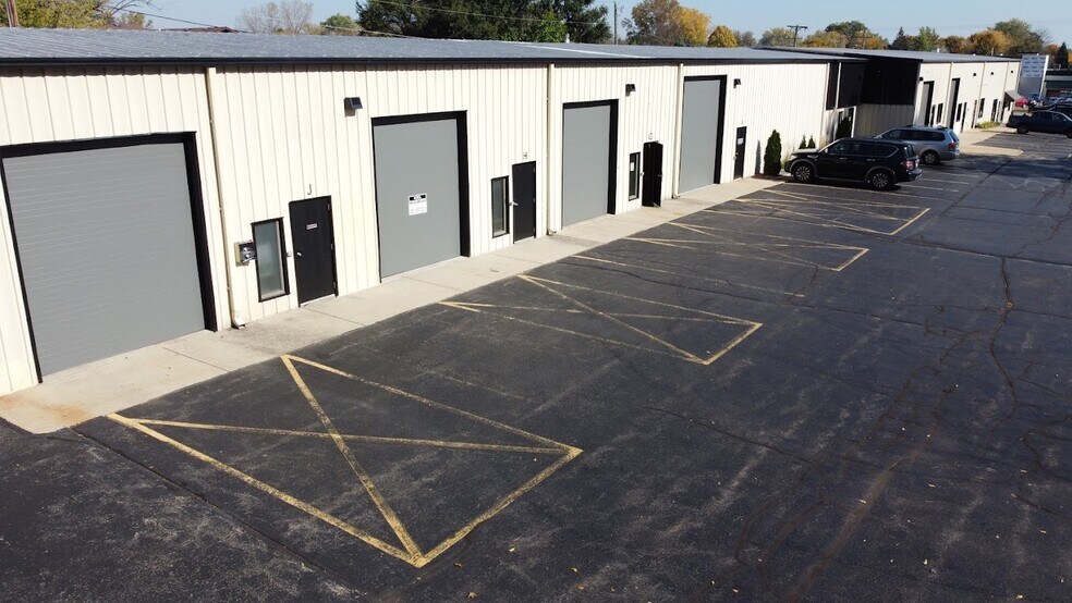 More Photos Of 517 N Lake Ave, Twin Lakes Showroom For Lease